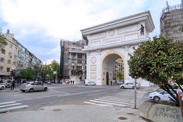 Triomfantelijke poort van Macedonië aan de hoofdstraat van Skopje — Stockfoto