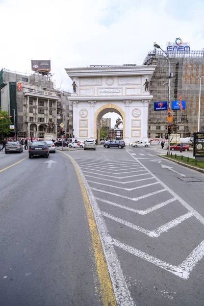 Porta trionfale della Macedonia sulla strada principale di Skopje — Foto Stock