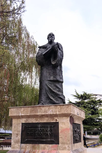 Escultura de bronze de Pjeter Bogdani, famoso escritor albanês em fazer — Fotografia de Stock