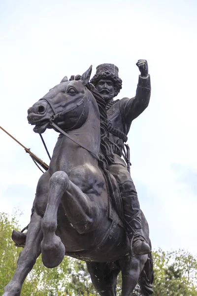 Bronzen beeld van Pitu Guli bij Zena Park, Skopje, Macedonië — Stockfoto