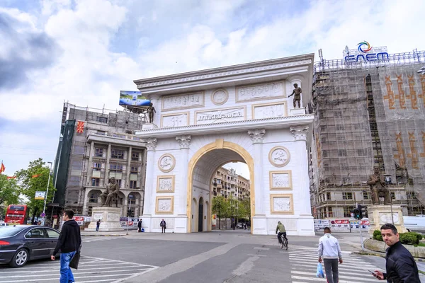 Тріумфальні ворота Македонія на головній вулиці міста Скоп'є, м. А. — стокове фото