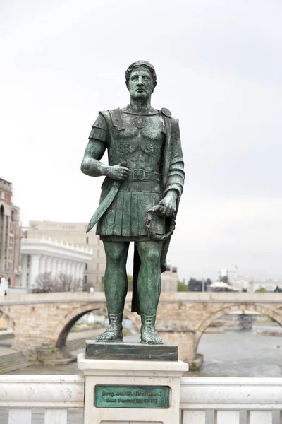 Escultura de bronze do rei Perseu da Macedônia no centro de Skopje , — Fotografia de Stock