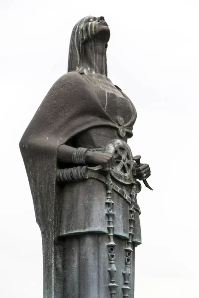 Escultura de bronce de una figura femenina estilizada sosteniendo un símbolo del rosario en el centro de Skopje —  Fotos de Stock