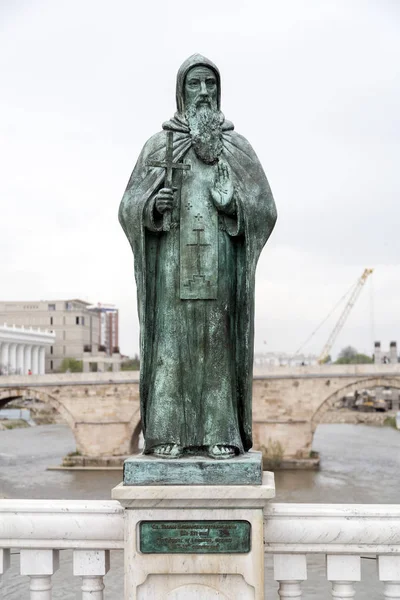 Bronzová socha svatého Gavril Lesnovo v centru města Skopje, — Stock fotografie