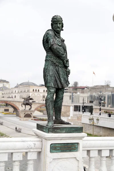 Escultura de bronze do czar Ivan Vladislav no centro de Skopje, Mace — Fotografia de Stock