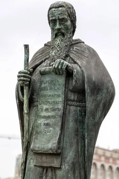 Escultura de bronce de San Joaquín de Osogovo en el centro de Skopje, M —  Fotos de Stock