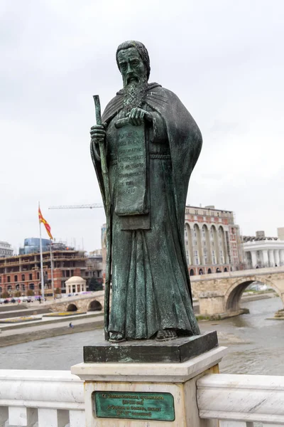 Bronzen beeld van St.-Joachim van Osogovo in het centrum van Skopje, M — Stockfoto