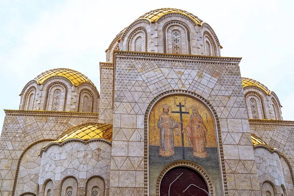 Nueva iglesia de othodox en construcción junto a la Casa Memorial — Foto de Stock