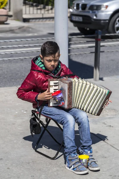 Young street musician kid playing accordion in Istanbul — Stock Photo, Image