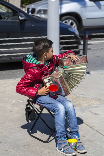 Young street musician kid playing accordion in Istanbul — Stock Photo, Image