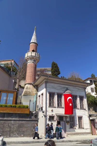 Exteriör vy av Ali Pertek moskén ligger i Hisarustu distrikt, Rumelihisari kusten i Sariyer, Istanbul, Turkiet — Stockfoto