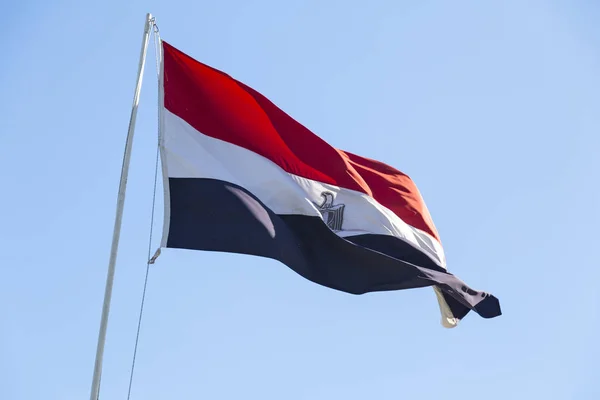 埃及国旗飘扬在天空中 — 图库照片