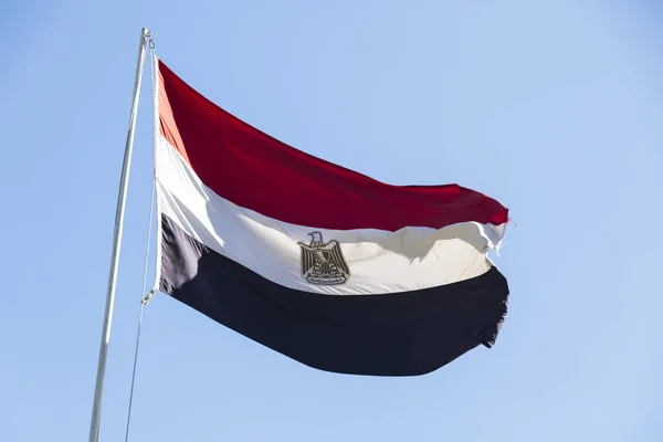 Egyptische vlag zwaaien in de lucht — Stockfoto