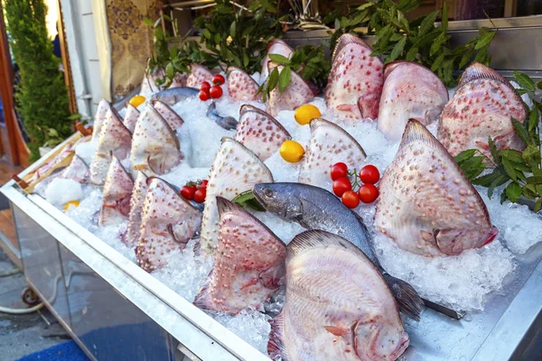 Турботы и красные пельмени на прилавке, свежая рыба в молотом льде — стоковое фото