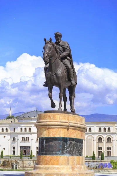 Bronzeskulptur der Dame Gruev in der Innenstadt von Skopje — Stockfoto