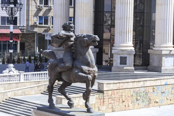 Bronzeskulptur eines wütenden Mannes auf einem Pferd in der Innenstadt von Skopje, — Stockfoto