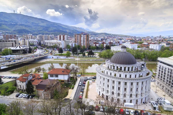 Pohled na panoráma města Skopje z pevnosti Kale — Stock fotografie