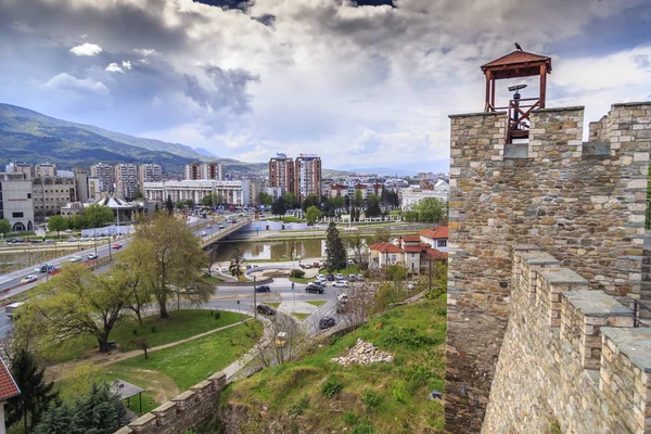 Pohled na panoráma města Skopje z pevnosti Kale — Stock fotografie