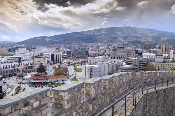 Pohled na panoráma města Skopje z pevnosti Kale — Stock fotografie