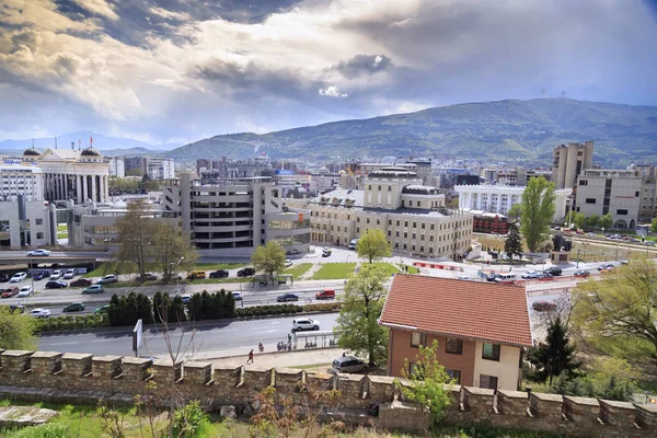 Pohled z centra města Skopje, makedonské metropoli — Stock fotografie