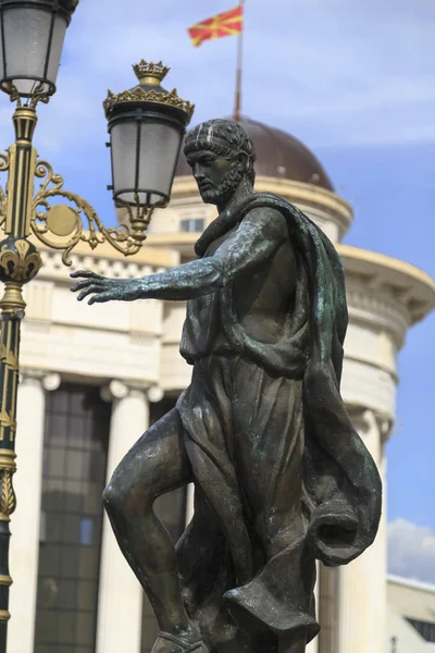 Bronzeskulptur in der Innenstadt von Skopje, Mazedonien — Stockfoto