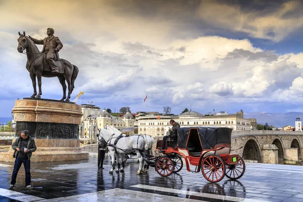 Pferdekutsche rund um das Denkmal Alexanders des Großen, skopj — Stockfoto