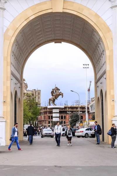 A fő utcán, Szkopje, Ma Macedónia diadalívre — Stock Fotó