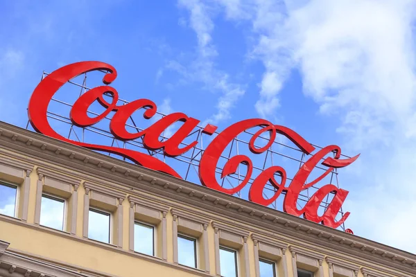 Grande publicidade ao ar livre Coca-Cola — Fotografia de Stock