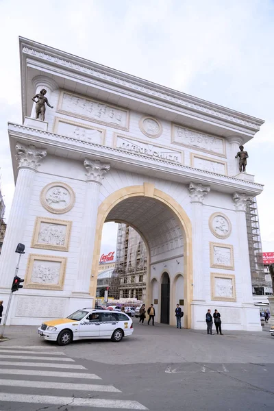 Тріумфальні ворота Македонія на головній вулиці міста Скоп'є — стокове фото