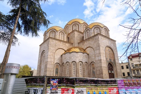 Nouvelle église en construction à côté de la Maison du Souvenir — Photo