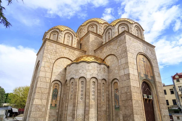 Nouvelle église en construction à côté de la Maison du Souvenir — Photo