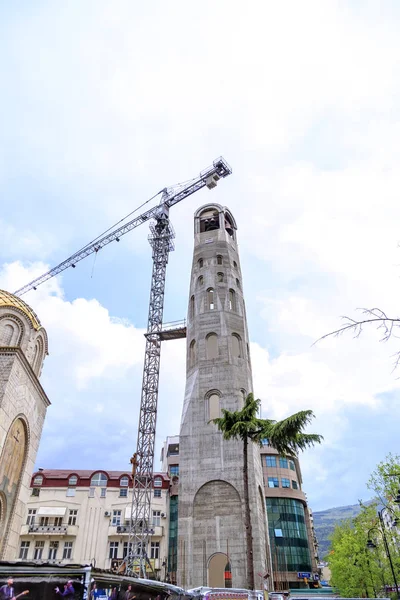 Neue orthodoxe Kirche neben dem Gedenkhaus im Bau — Stockfoto