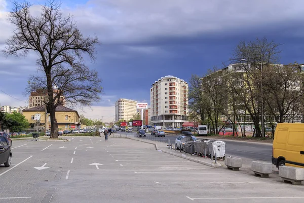 Uitzicht vanaf de centrale district van Skopje, de Macedonische hoofdstad — Stockfoto