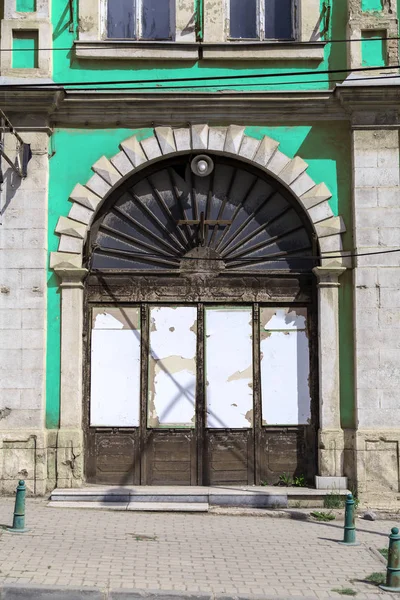 Velho arco obsoleto porta de madeira — Fotografia de Stock