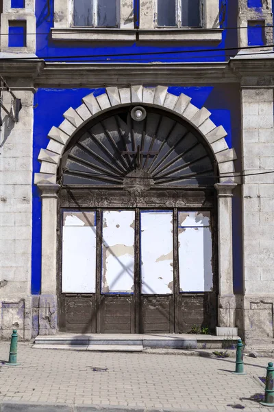 Old obsolete arch wooden door — Stock Photo, Image