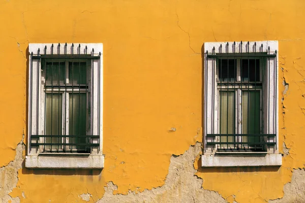 Ventanas de un edificio antiguo, envejecido con vallas de hierro —  Fotos de Stock