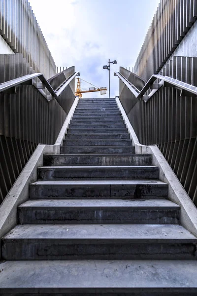 Städtische Treppe, nach oben klettern, flache Aufnahme — Stockfoto