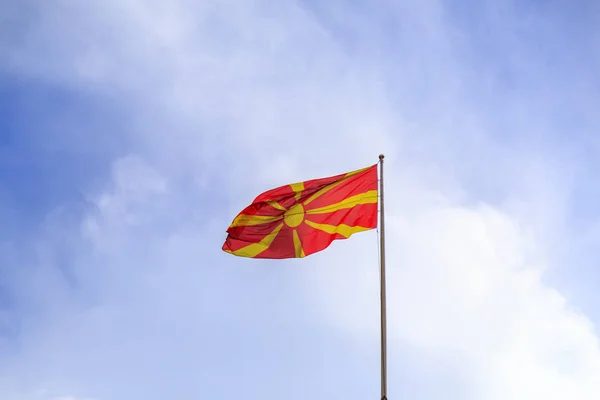 Bandiera macedone sventola nel cielo — Foto Stock