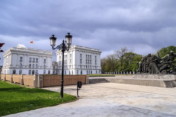 Außenansicht des mazedonischen Regierungsgebäudes in Skopje — Stockfoto