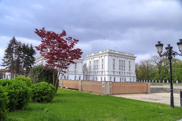 Vista exterior del edificio del gobierno macedonio en Skopje — Foto de Stock