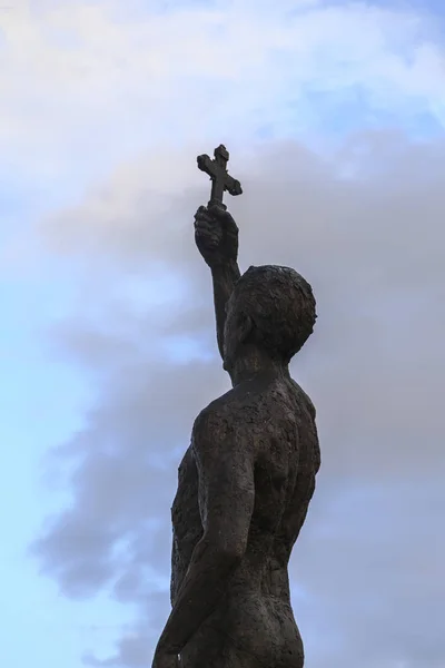 Bronzen beeld van een man met een kruis tekenen in de stad Ohrid, Ma — Stockfoto