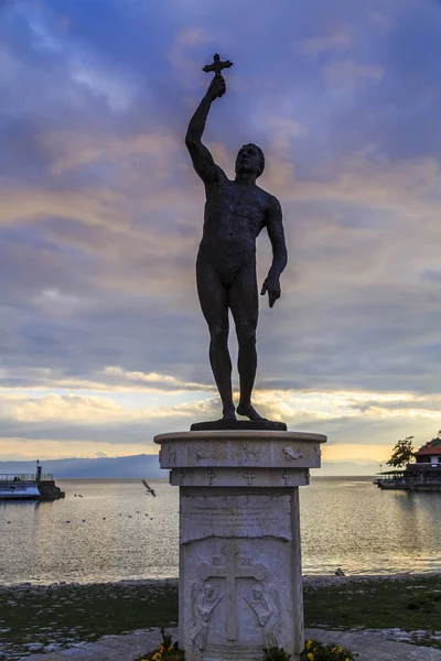 Brons skulptur av en man som innehar ett kors logga i Ohrid stad, Ma — Stockfoto