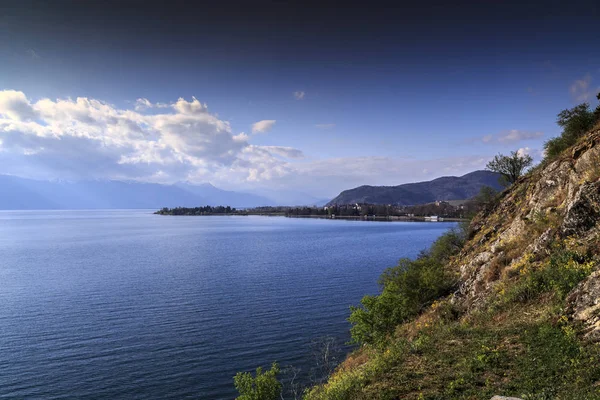 Bulutlar, Ohri Gölü, Makedonya ile doğal peyzaj sahne — Stok fotoğraf