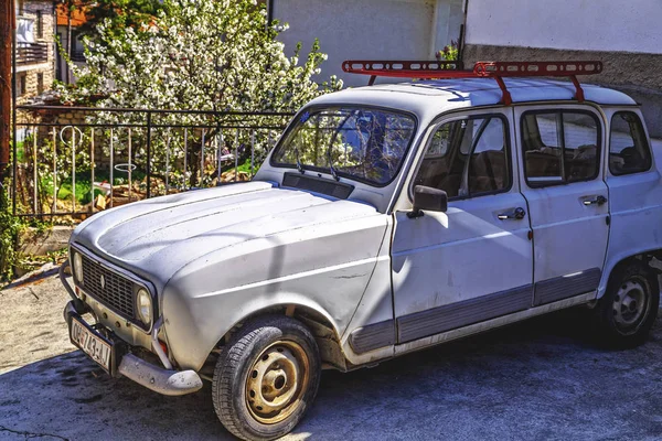 Neprodávané a zastaralé auto zaparkoval v ulici Ohrid, Makedonie — Stock fotografie