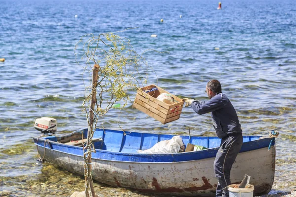 Makedon işçi çöp bir tekne içine yükleme — Stok fotoğraf