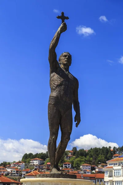 Bronzen beeld van een man met een kruis tekenen in de stad Ohrid, Ma — Stockfoto