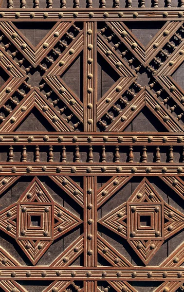 Detalhe de uma porta da igreja ornamentada — Fotografia de Stock