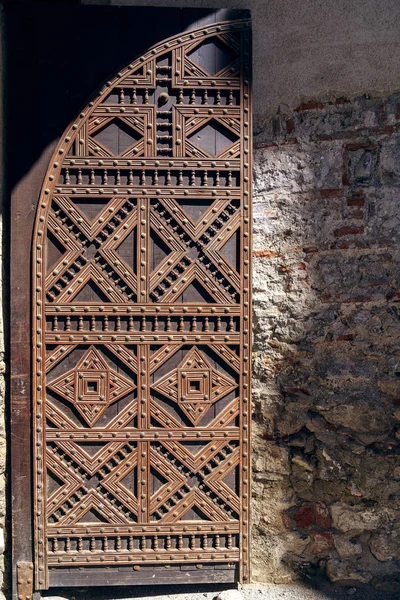 Détail d'une porte d'église ornée — Photo