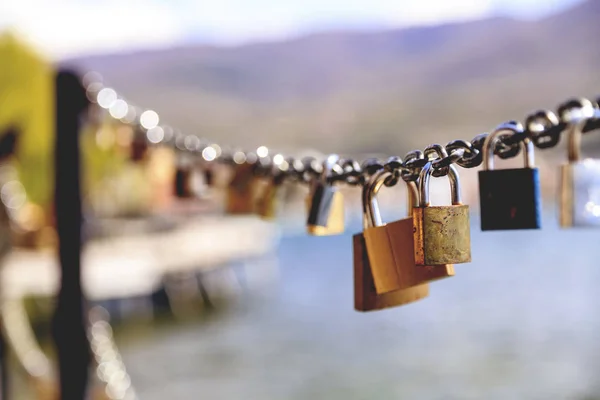 Un sacco di serrature di buona fortuna sul ponte — Foto Stock