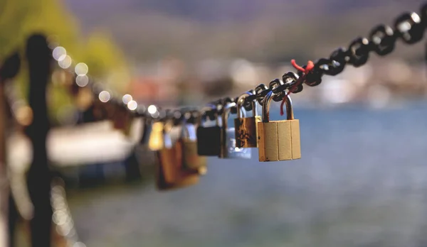 Un sacco di serrature di buona fortuna sul ponte — Foto Stock